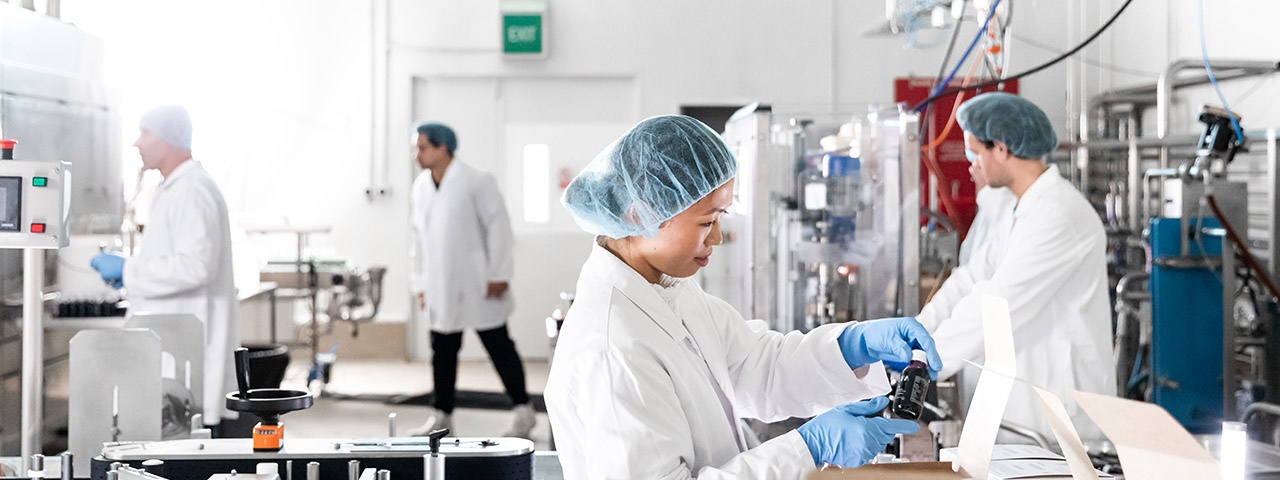 Arepa employee boxing up drinks