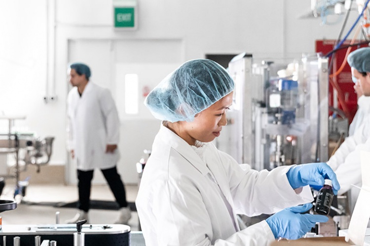 Arepa employee boxing up drinks